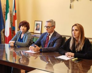 Tavolo della conferenza stampa di presentazione di IOLAVORO Biella 2025: vicepresidente di Regione Piemonte Elena Chiorino, sindaco di Biella Marzio Olivero