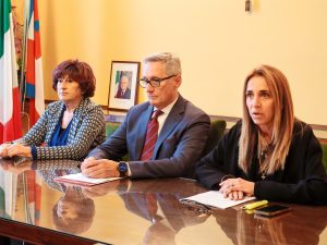Tavolo della conferenza stampa di presentazione di IOLAVORO Biella 2025: vicepresidente di Regione Piemonte Elena Chiorino, sindaco di Biella Marzio Olivero